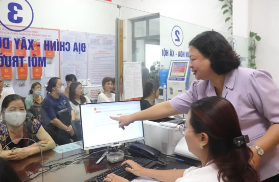 Bỏ “giáng chức”, “hạ bậc lương”: Nhân văn phải đi cùng kỷ luật chặt